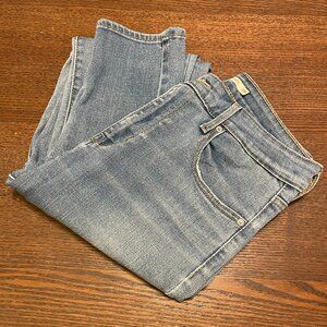 Levi's 721 High Rise Light Wash Skinny Jeans. Size 29 waist x 32 length.